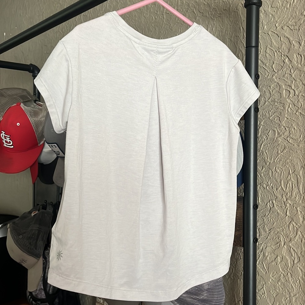 Athleta Girl Crewneck Tee Size XS/6 Light Pale Gray Back Pleat Dry-Fit T. Shirt